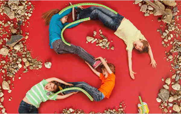 Illustration zu 'La danza del serpente / Tanz der langen Schlange' von Jan von Holleben