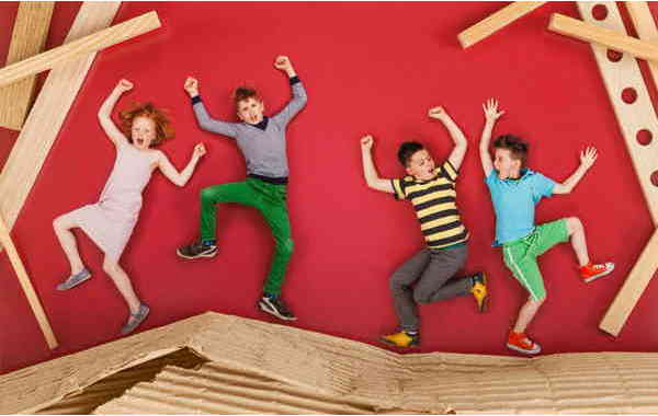 Illustration zu 'Pleši, pleši, crni kos! / Schwarze Amsel, komm zum Tanz!' von Jan von Holleben